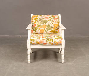 Karmstol, bemålad stomme, klädsel i originaltyg, 70-tal