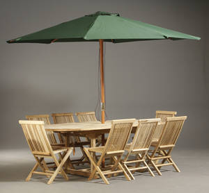 Havemøbelsæt i teak. 1 bord med udtræk, 8 klapstole og 1 parasol 10