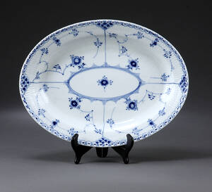 Royal Copenhagen. Musselmalet halvblonde ovalt fad, nr. 628