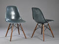 Ray og Charles Eames. To skalstole model DSW, grå glasfiber 2