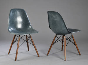 Ray og Charles Eames. To skalstole model DSW, grå glasfiber 2