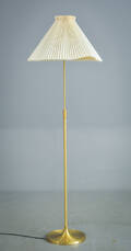 Aage Petersen. Standerlampe af messing, plisséret skærm