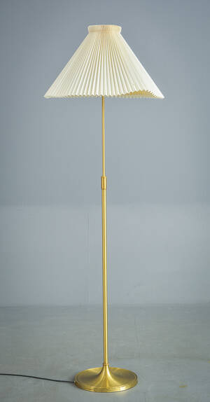 Aage Petersen. Standerlampe af messing, plisséret skærm