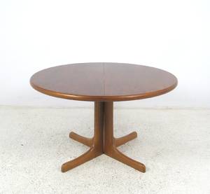 Ausziehbarer Esstisch in Nussbaum