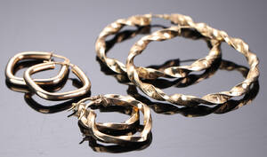 Tre par ørehængere i guld 3