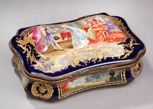 Lågskrin af porcelæn, dekoreret i farver og guld. 1900 tallet