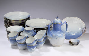 Bing  Grøndahl. Måge kaffe- og spisestel af porcelæn med guldkant. 63