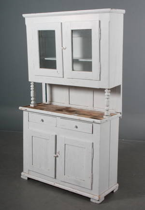 Vitrineskab, hvidlakeret. Midt 1800-tallet.