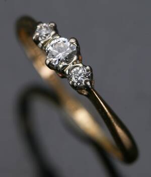 Engelsk ring i 14 kt guld med 3 brillanter ca. ialt 0.18 ct