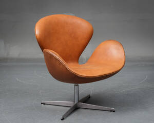 Arne Jacobsen . Lounge stol, model 3320 Svanen i cognacfarvet læder, 197080erne