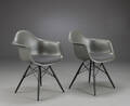 Charles Eames. Par armstole model DAW, grå 2 