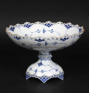Royal Copenhagen. Helblonde musselmalet opsats nr 1020, m guldkant 1. sort.