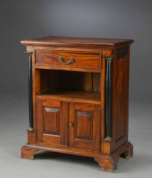 Kommode af lakeret træ