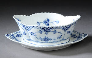 Royal Copenhagen. Musselmalet helblonde sauceskål, nr. 1105 