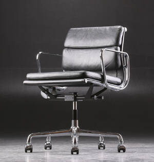 Charles Eames. Soft Pad kontorstol, Model EA-217, sort læder, årgang 2012
