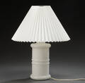 Holmegaard Apoteker lampe af hvidt opalglas, med pliseret skærm.