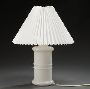 Holmegaard Apoteker lampe af hvidt opalglas, med pliseret skærm.