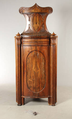 Hjørneskab af nøddetræ, 1800 tallet Denne vare er sat til omsalg under nyt varenummer 4308142