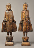 To buddha i udskåret træ. 2