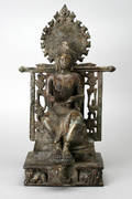 Buddha på trone i bronze