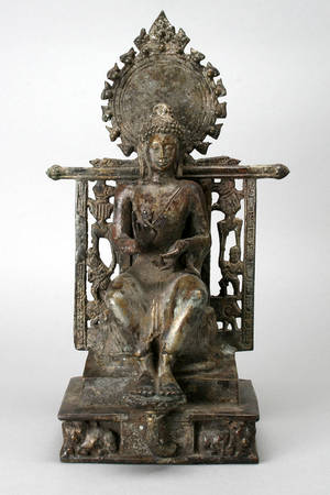 Buddha på trone i bronze