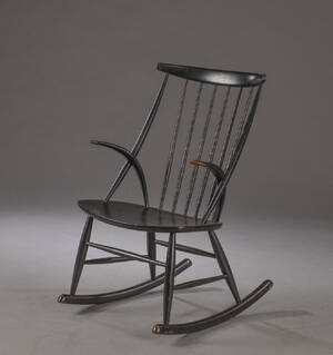  Illum Wikkelsø. Gyngestol af sortlakeret træ
