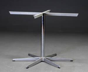 Arne Jacobsen. Stel til cirkulært bord