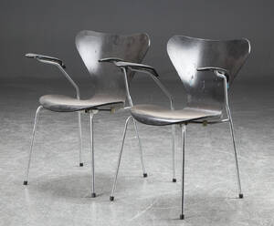 Arne Jacobsen. Par 7er armstole model 3207 2