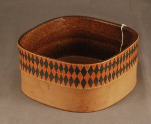 STIG LINDBERG SILUR SKÅL I STENGODS MED DEKOR I ROMBMÖNSTER MOT ORANGE BOTTEN MÅTT 25X24, HÖ 12 CM