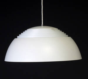 Arne Jacobsen. AJ pendel, hvid Denne vare er sat til omsalg under nyt varenummer 4101422