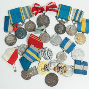 MEDALJER m.m i silver, total vikt 324 gram