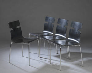 Et sæt på fire sort lakerede skalstole, stel af metal. 4