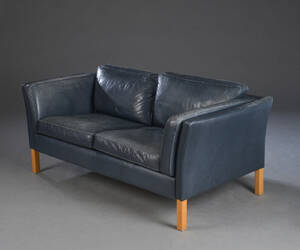 Sofa med stel af bøgetræ, betræk og hynder med sort skind.