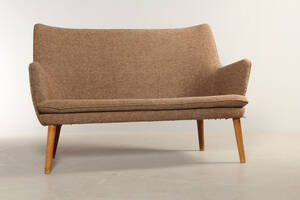 Hans J. Wegner AP 2018S. To-personers sofa ben af egetræ.