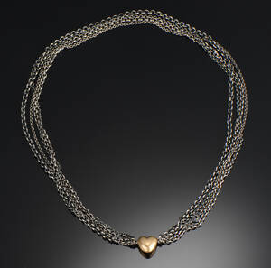 Ole Lynggaard. Hjertelås af 14 kt med sølvhalskæde