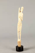 Figur udskåret i elfenben H40cm. Vægt 658gr.