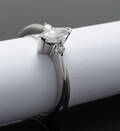 Ring med marquisesleben diamant på ca. 0.29 ct og 2 brillanter