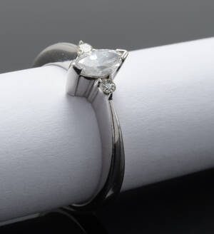 Ring med marquisesleben diamant på ca. 0.29 ct og 2 brillanter