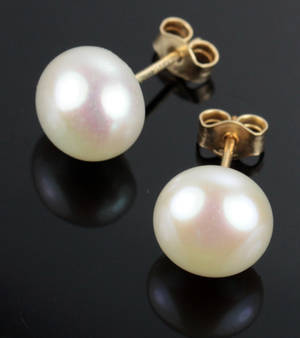 Par perle ørestikker.
