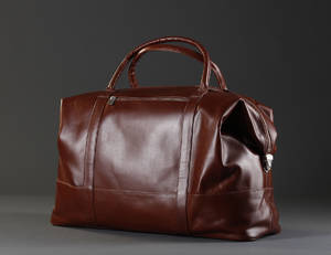 Mads Bruun Collection. Stor skuldertaske, model Trip 2, cognacfarvet bøffellæder