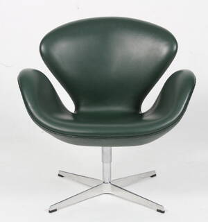 Arne Jacobsen. Svanen lænestol, model 3320. Red label Denne vare er sat til omsalg under nyt varenummer 4946186