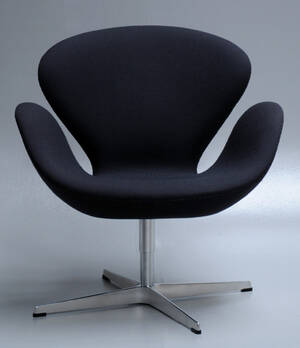 Arne Jacobsen. Svanen med sort uld, model 3320, år 2014