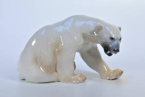 Bing  Grøndahl, figur af porcelæn, i form af isbjørn, nr.1857