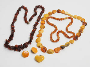 Samling smykker med rav