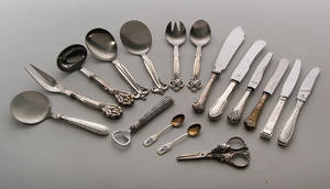 En samling diverse bestikdele med skafter af sølv. 17