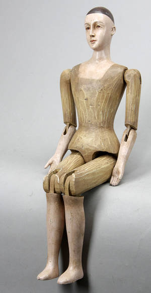 Katolsk kvindefigur i udskåret træ