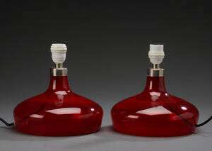 Et par  Holmegaard bordlampe af rødt glas, model Mood. 
