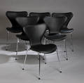 Arne Jacobsen. Seks stole Syveren, model 3107, nybetrukket med sort Savanne læder 6