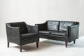 2-Sitzer-Sofa und Sessel, schwarzer Lederbezug