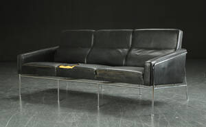 Arne Jacobsen.  Tre-pers. sofa, model 3303